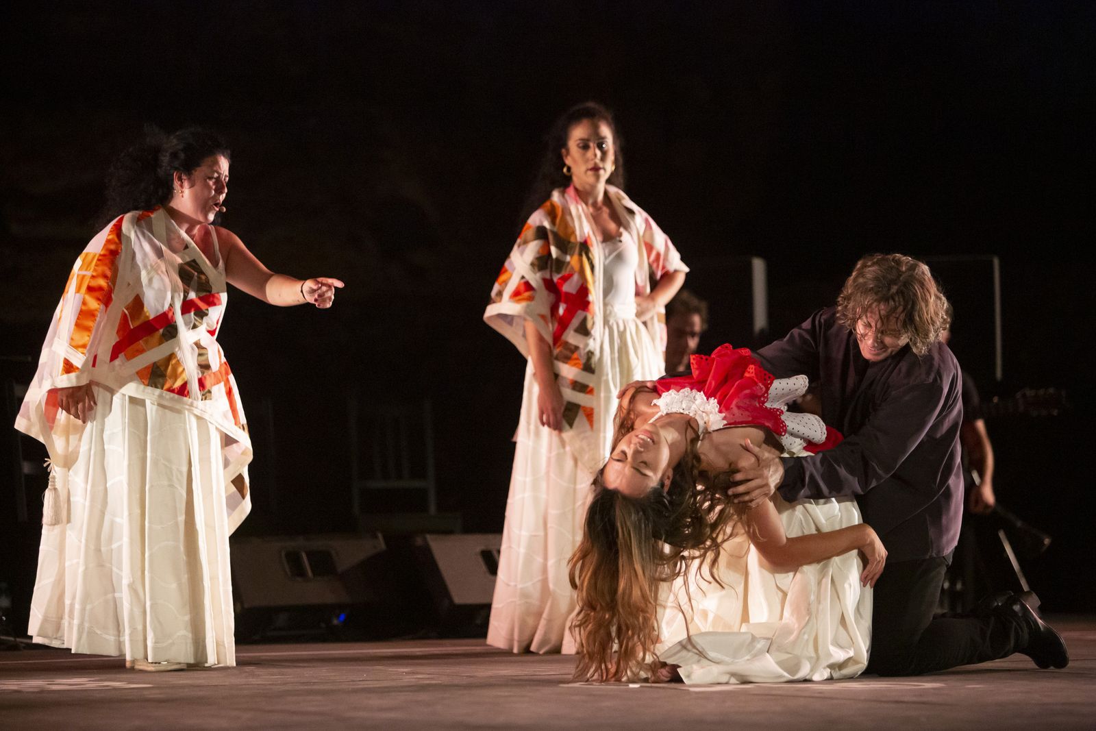 Javier Barón con la bailarina de contemporáneo Rocío Barriga en presencia de las cantaoras.