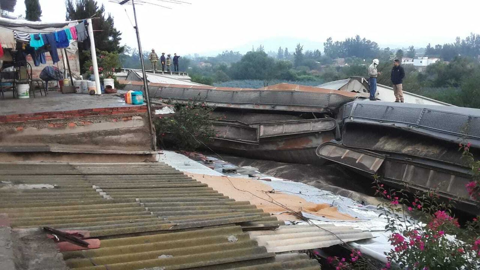 Un muerto y tres heridos tras descarrilar y  colisionar un tren contra varias viviendas en México