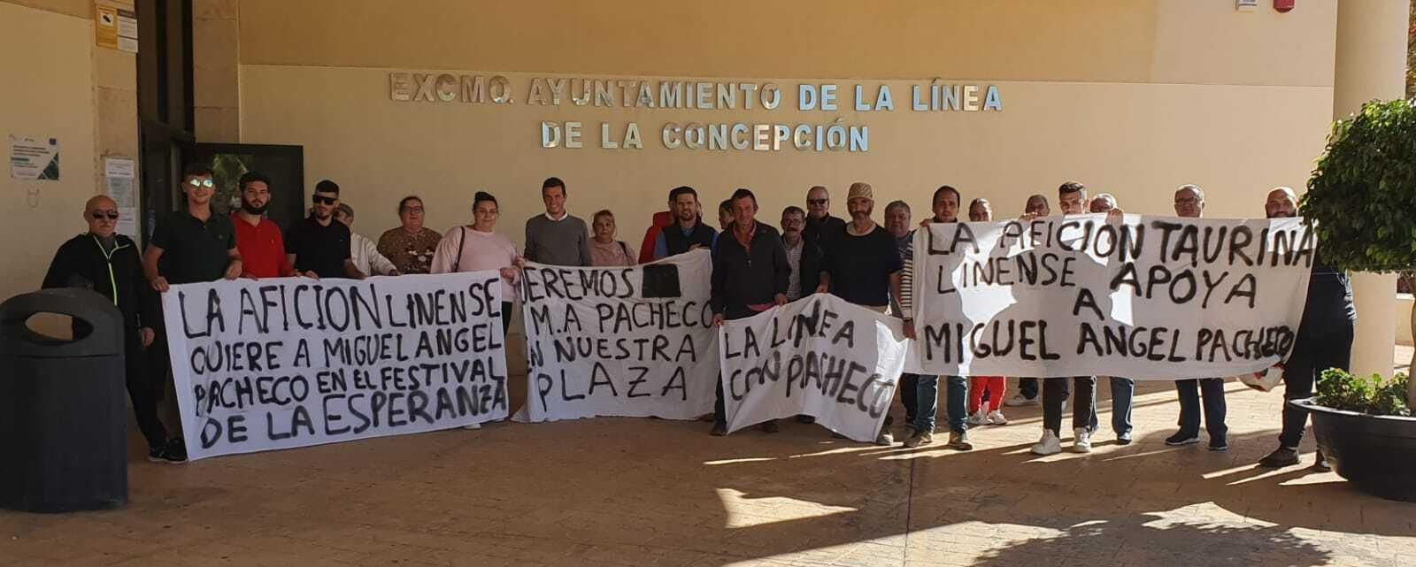 Aficionados protestan en el Ayuntamiento de La Línea por no incluir a Pacheco en el festival.