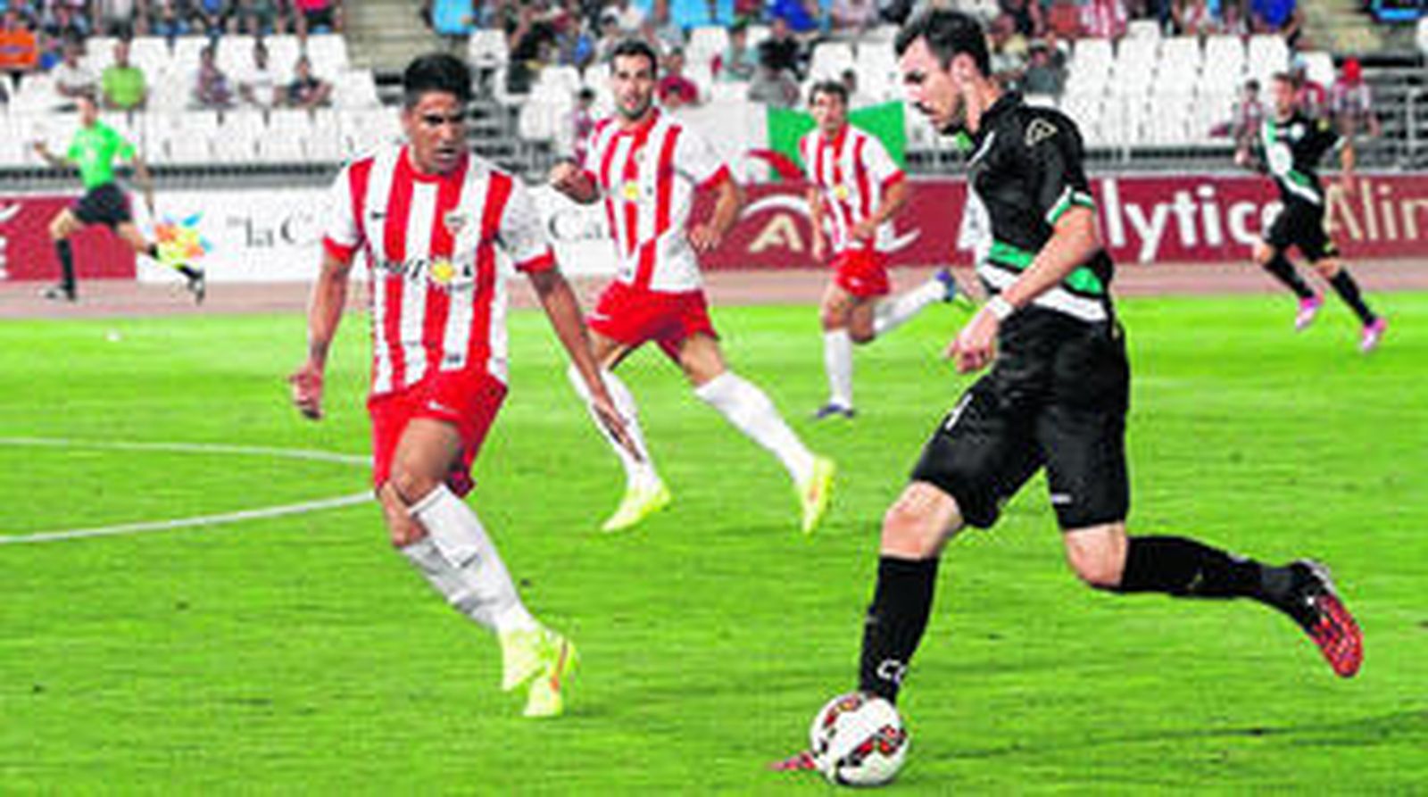 El delantero del CCF, Mike Havenaar, conduce el balón ante la presencia del defensa del Almería Mauro dos Santos.
