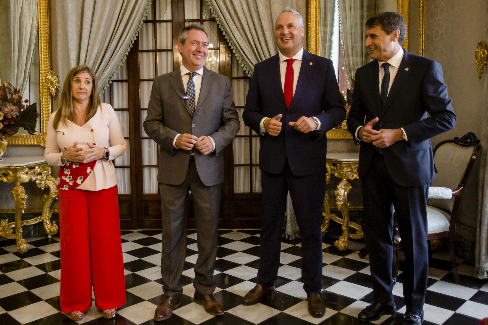 Las imágenes del relevo en la presidencia de la Diputación de Cádiz