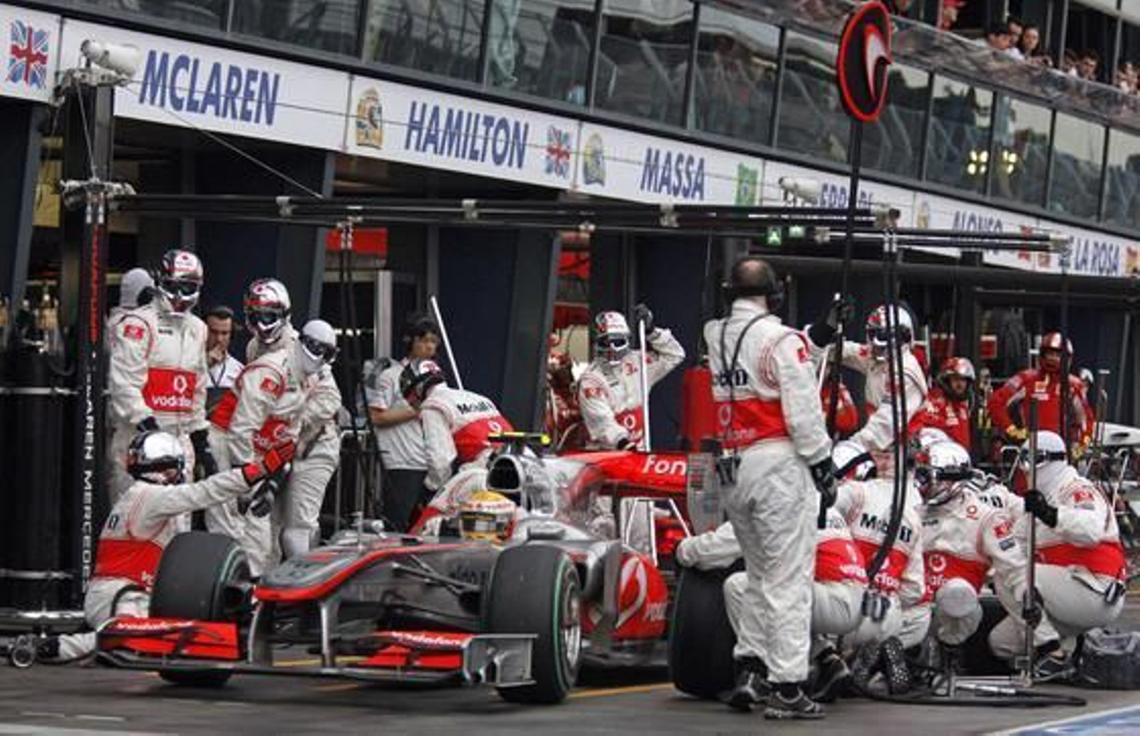 El equipo de McLaren realiza un repostaje. (FOTOS: AFP/Reuters/EFE)