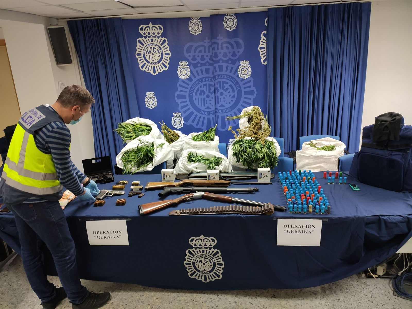 Material intervenido en la operación Gernika, del Grupo de Atracos de Sevilla.