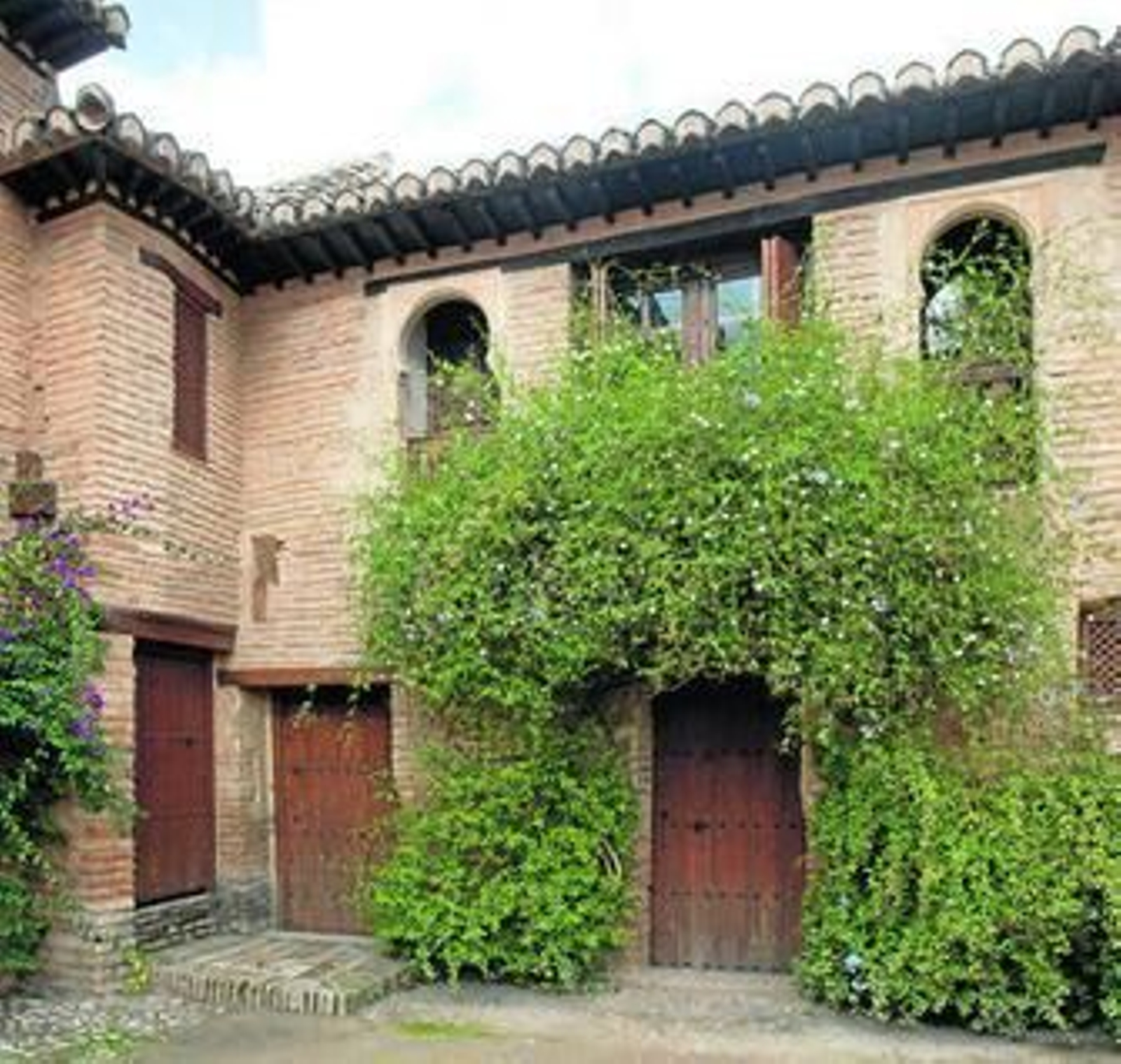 Entrada a una de las casas localizadas en el recinto monumental.