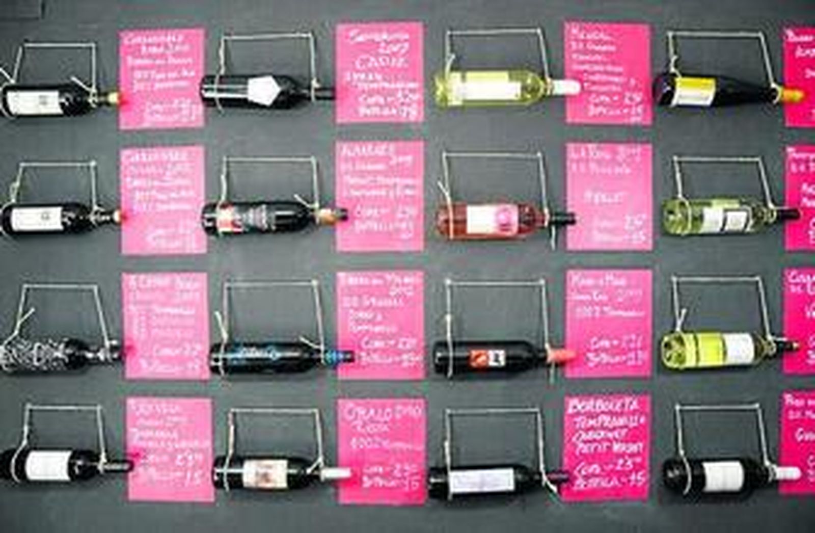 De su amplia carta de vinos destaca la presencia de caldos andaluces.