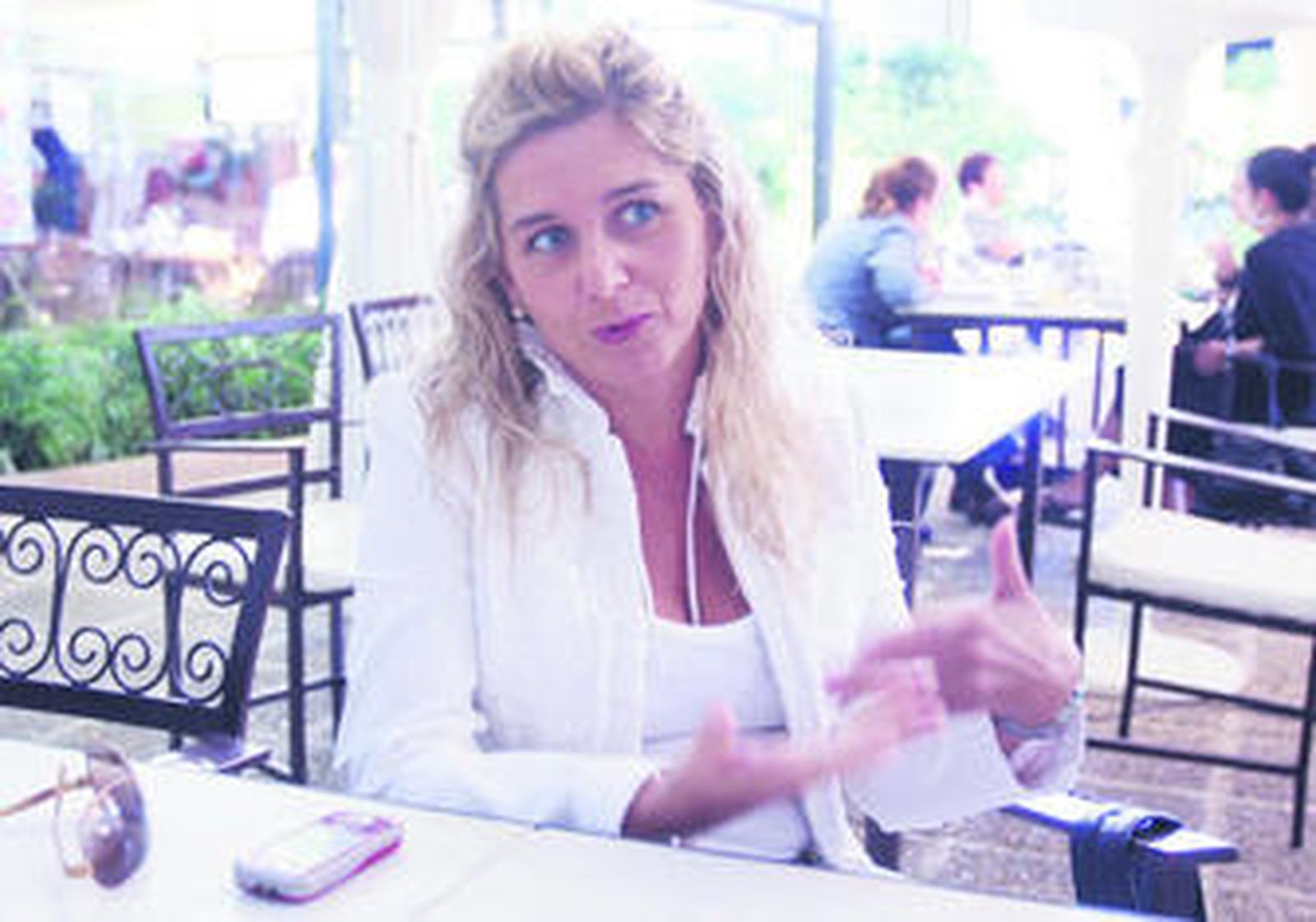 Inmaculada Ruiz, en los veladores de La Raza, junto al Casino de la Exposición sede del festival de Cine Europeo.