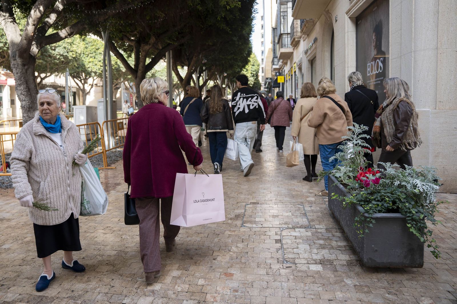 El comienzo de la campaña de rebajas en Almería, en imágenes