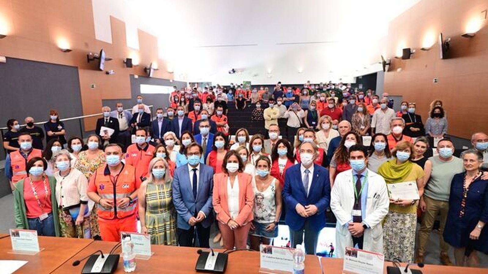 La consejera de Salud, Catalina García, en Granada durante el reconocimiento a los sanitarios andaluces por su labor humanitaria en Turquía.