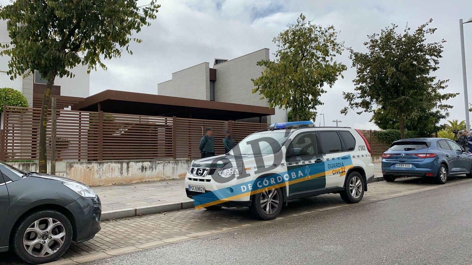 La Guardia Civil custodia la vivienda de Jesús León.