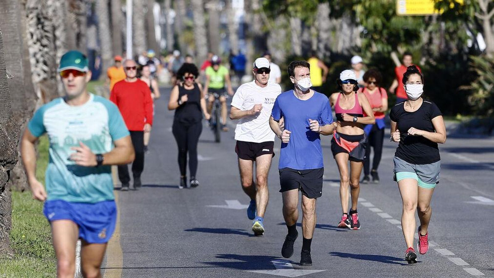 'Runners' en el paseo marítimo Pablo Ruiz Picasso este sábado.