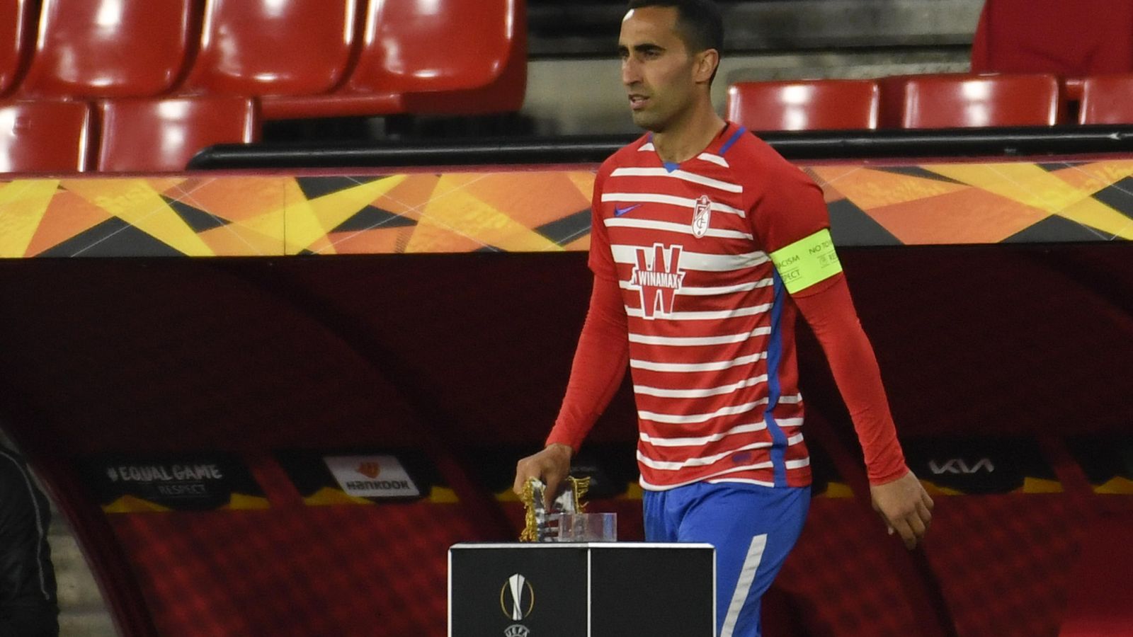 Montoro, portando el brazalete en Europa.