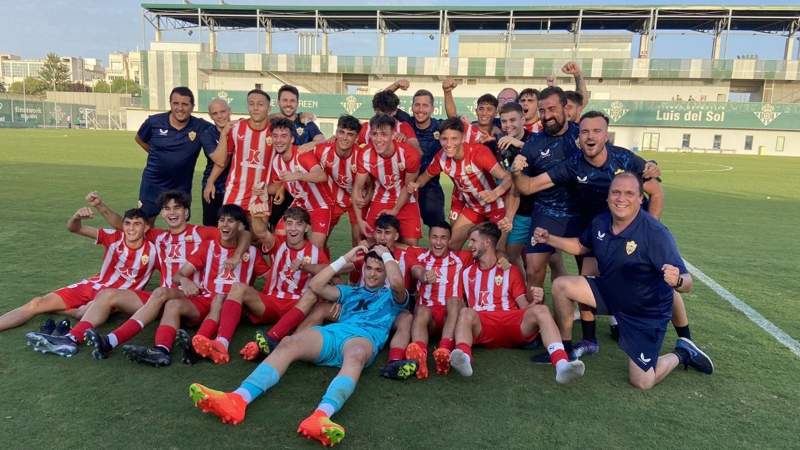 Los almerienses celebran el triunfo al acabar el partido