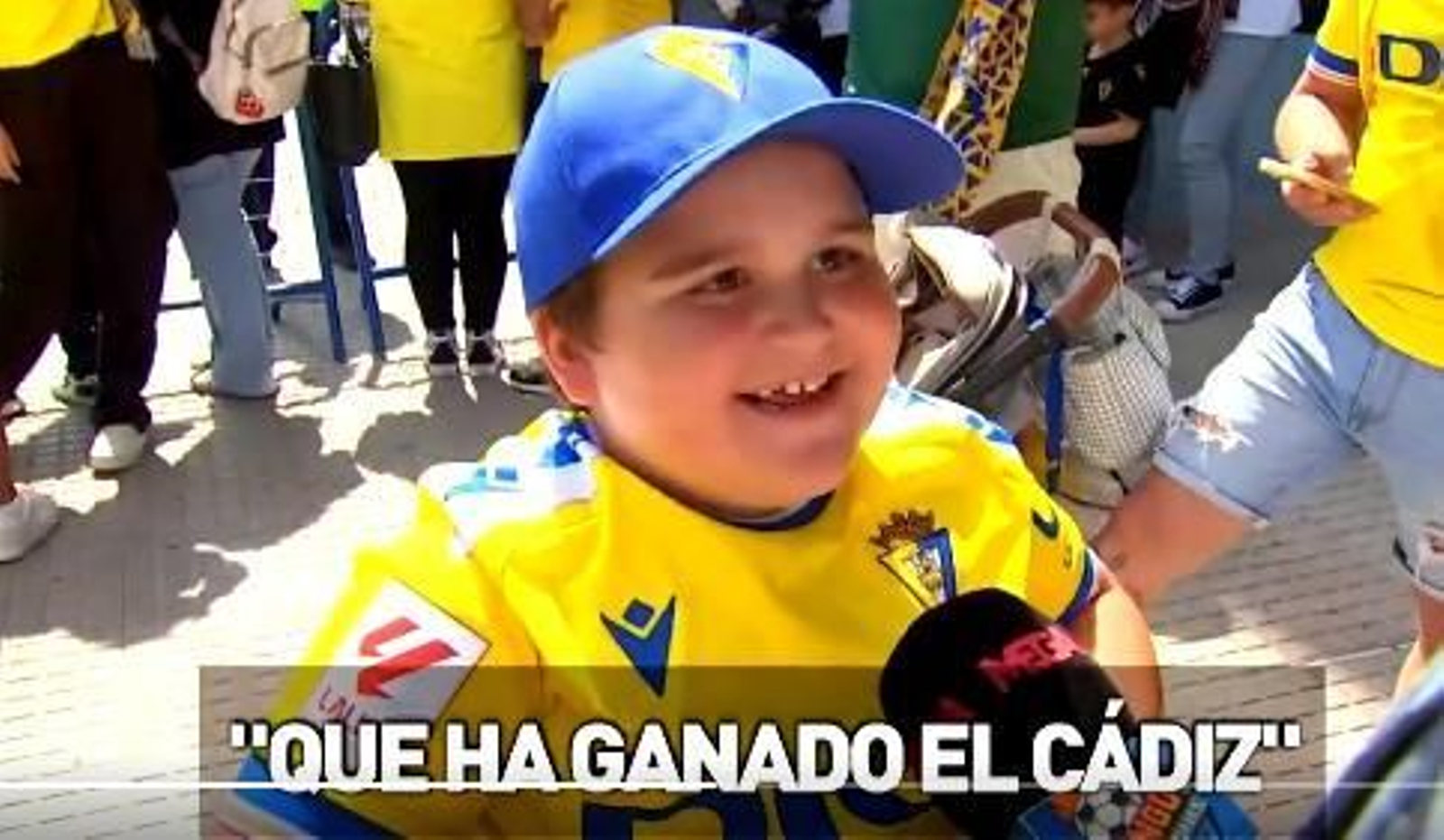 El pequeño cadista que cree en la salvación y que ha encandilado a afición y jugadores. El pequeño cadista que cree en la salvación y que ha encandilado a afición y jugadores.