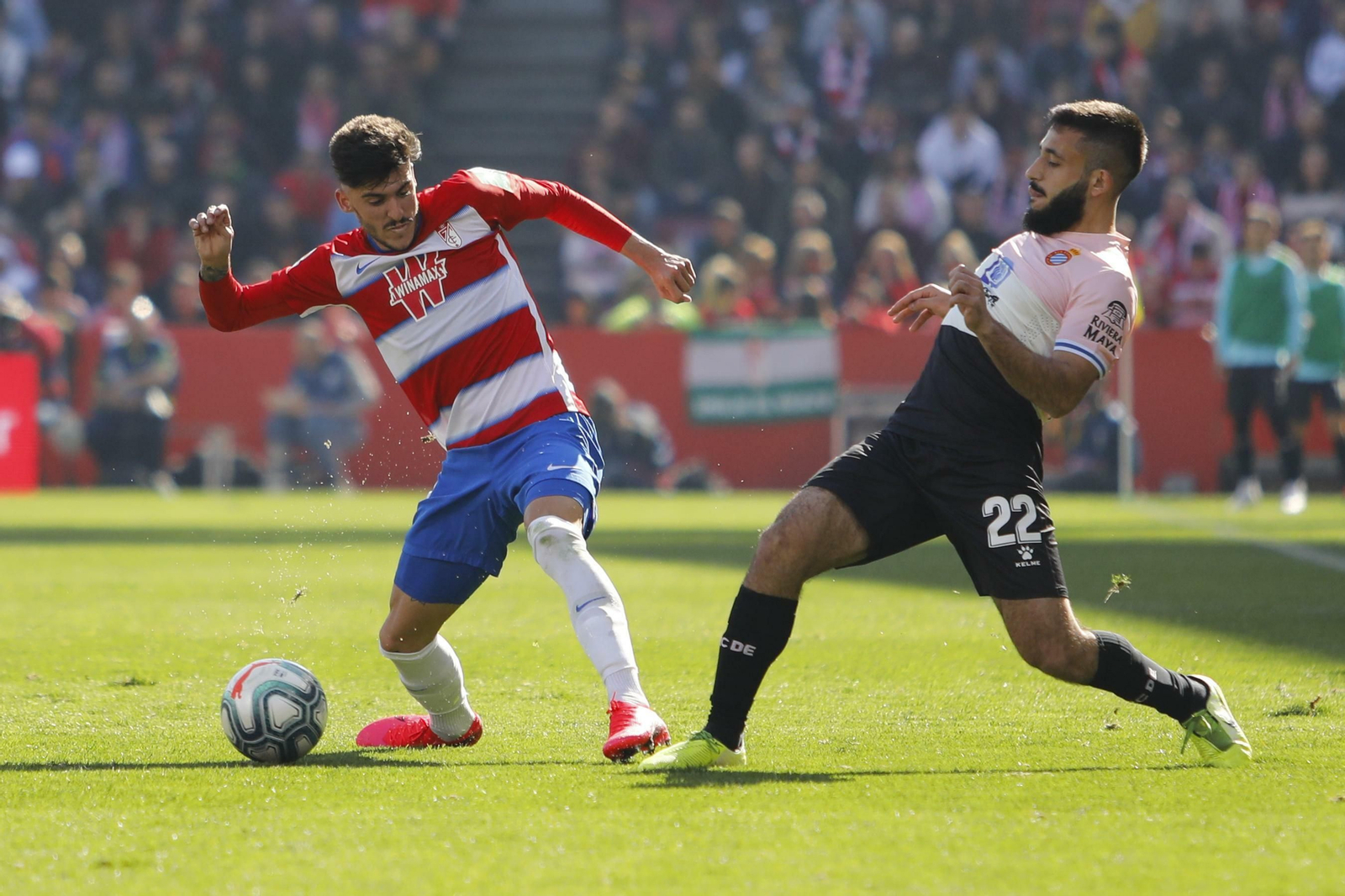 Carlos Neva se lleva el balón ante Vargas