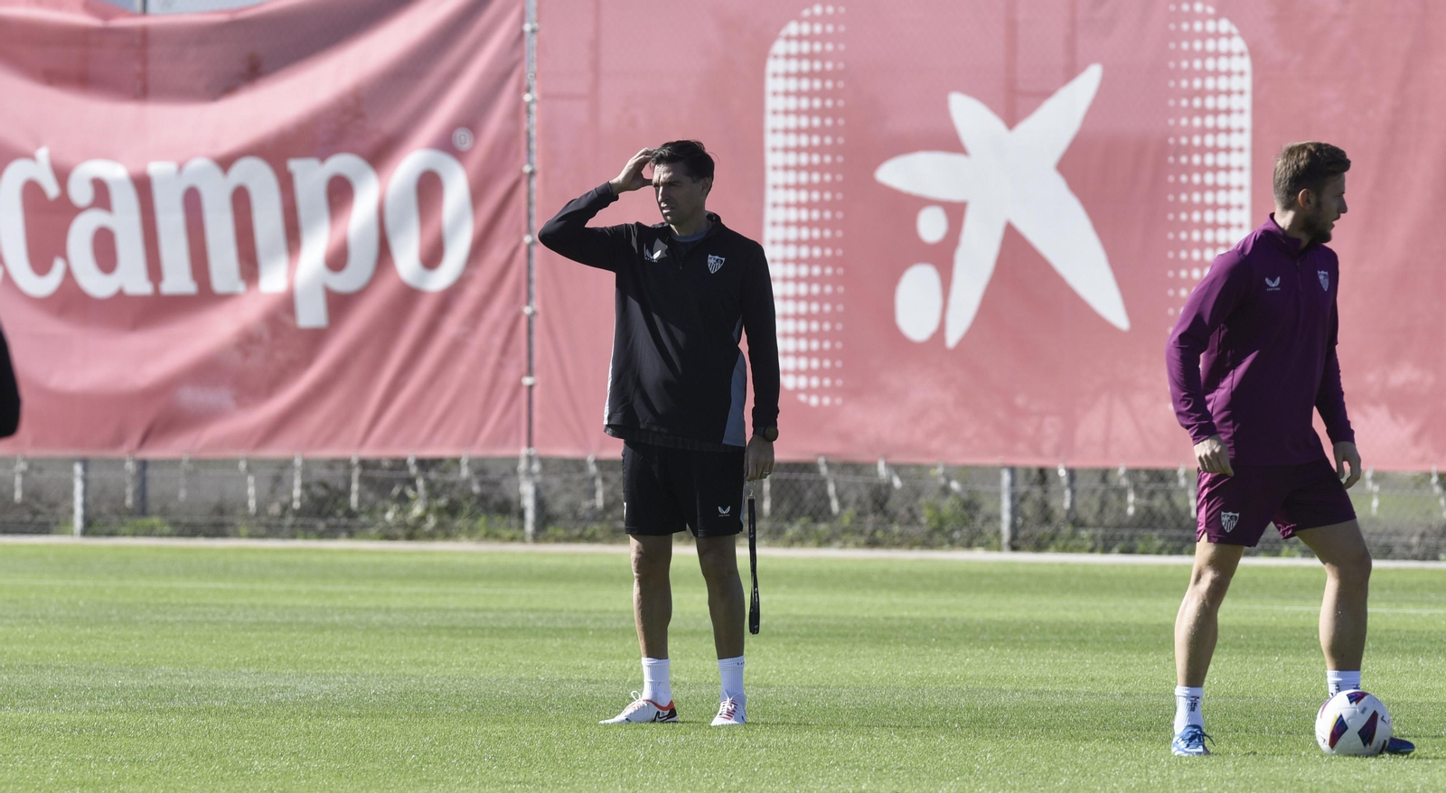 Diego Alonso se rasca la cabeza mientras se ejercita a su lado Rakitic.