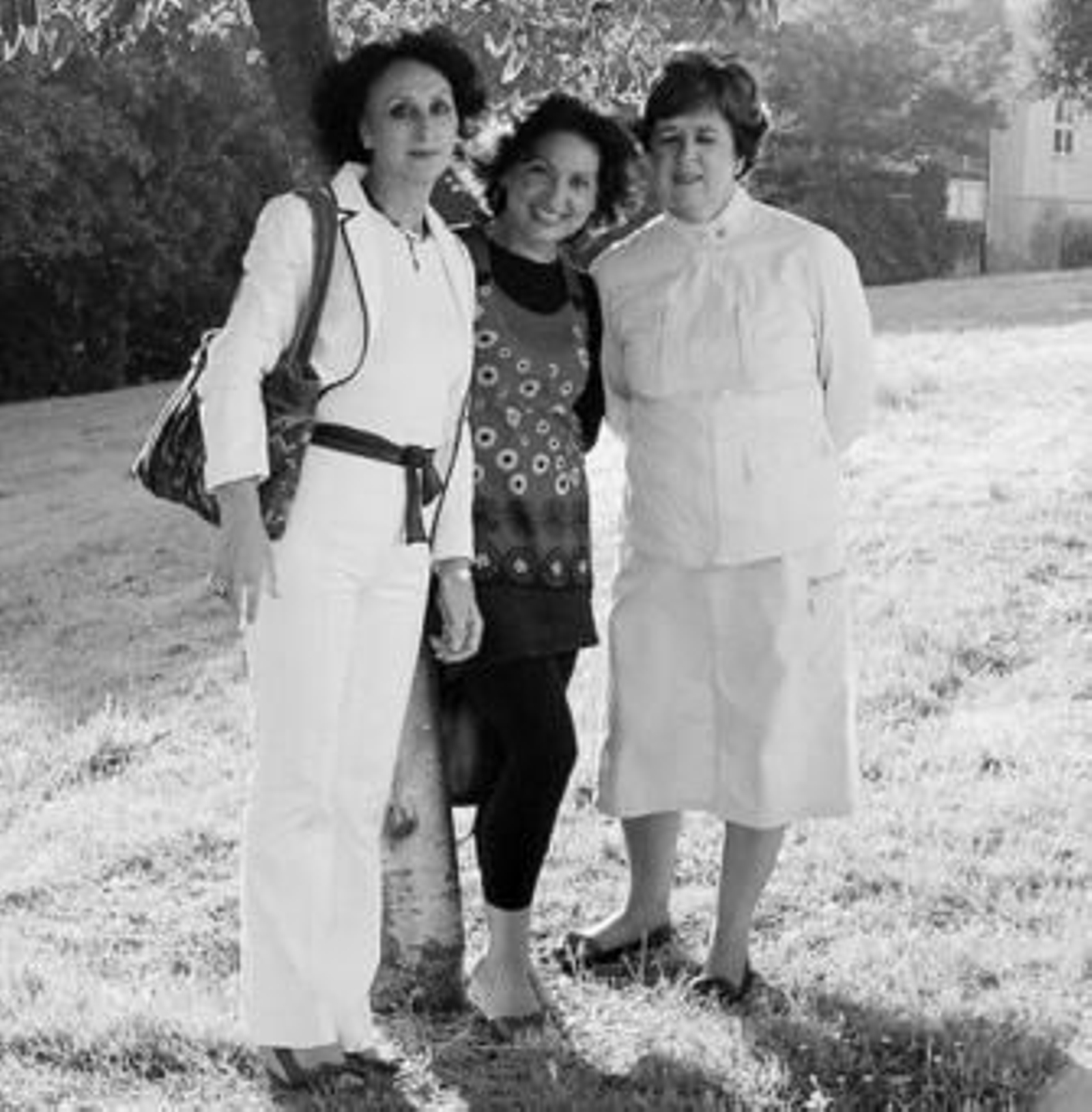 Las poetas María Teresa Díaz Marchant y María Jesús Fuentes junto a una compañera de profesión.