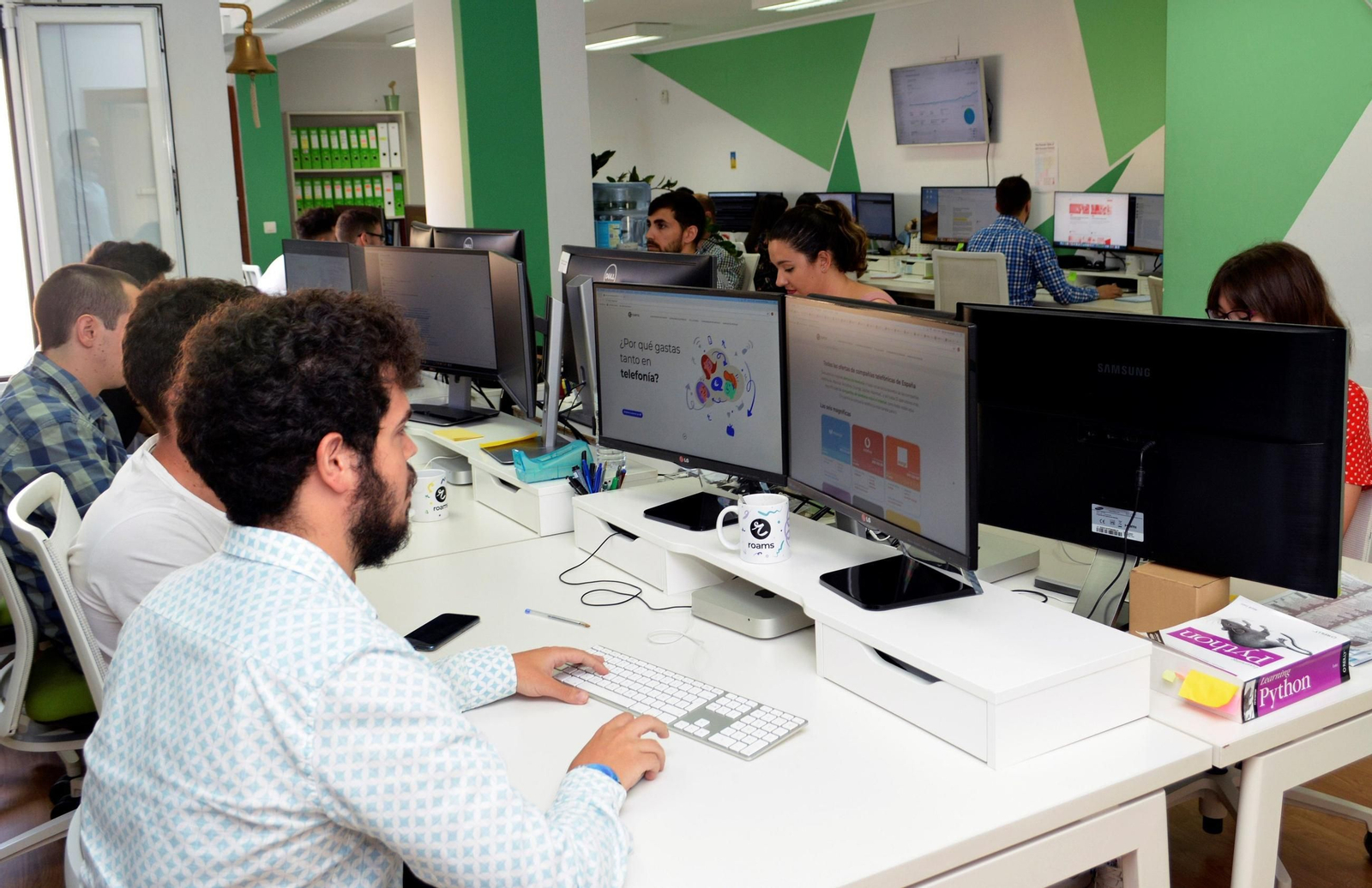 Trabajadores en una oficina.
