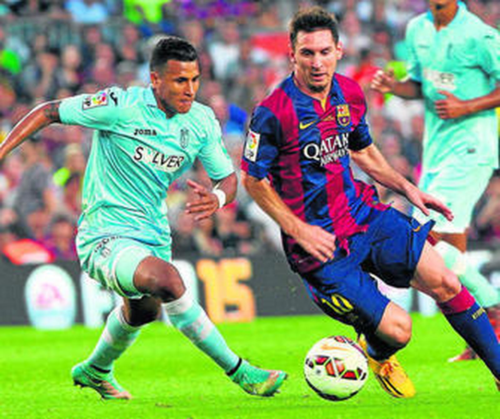 Jeison Murillo persigue a Lionel Messi en el partido contra el Barcelona en el Camp Nou.