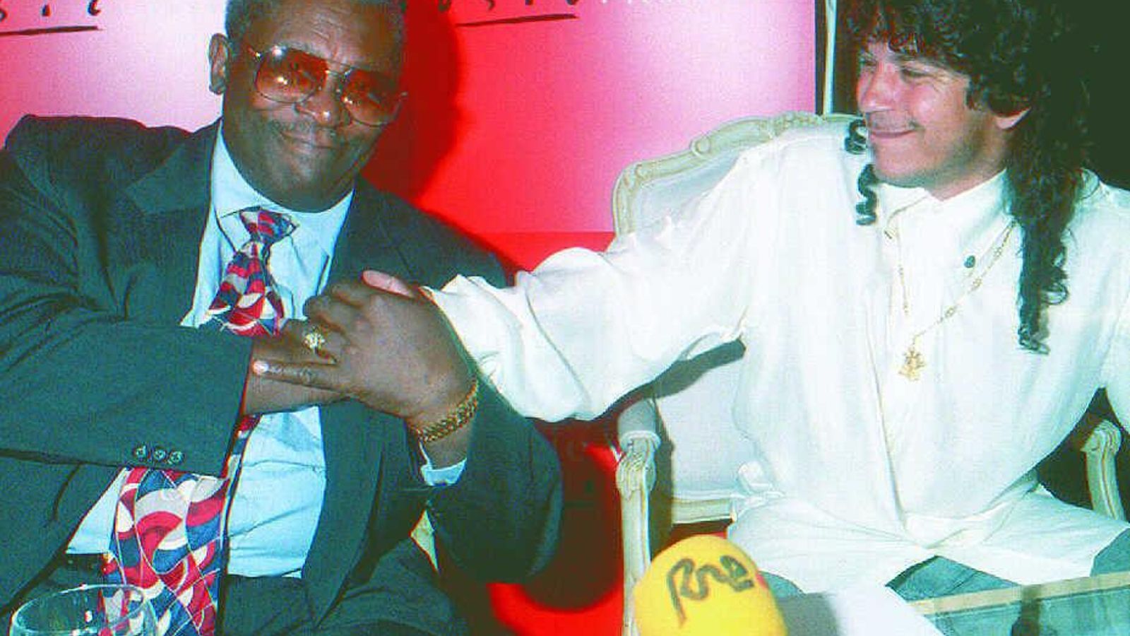 B. B. King, acompañado de Raimundo  Amador, en la presentación de su nuevo disco en 1996.