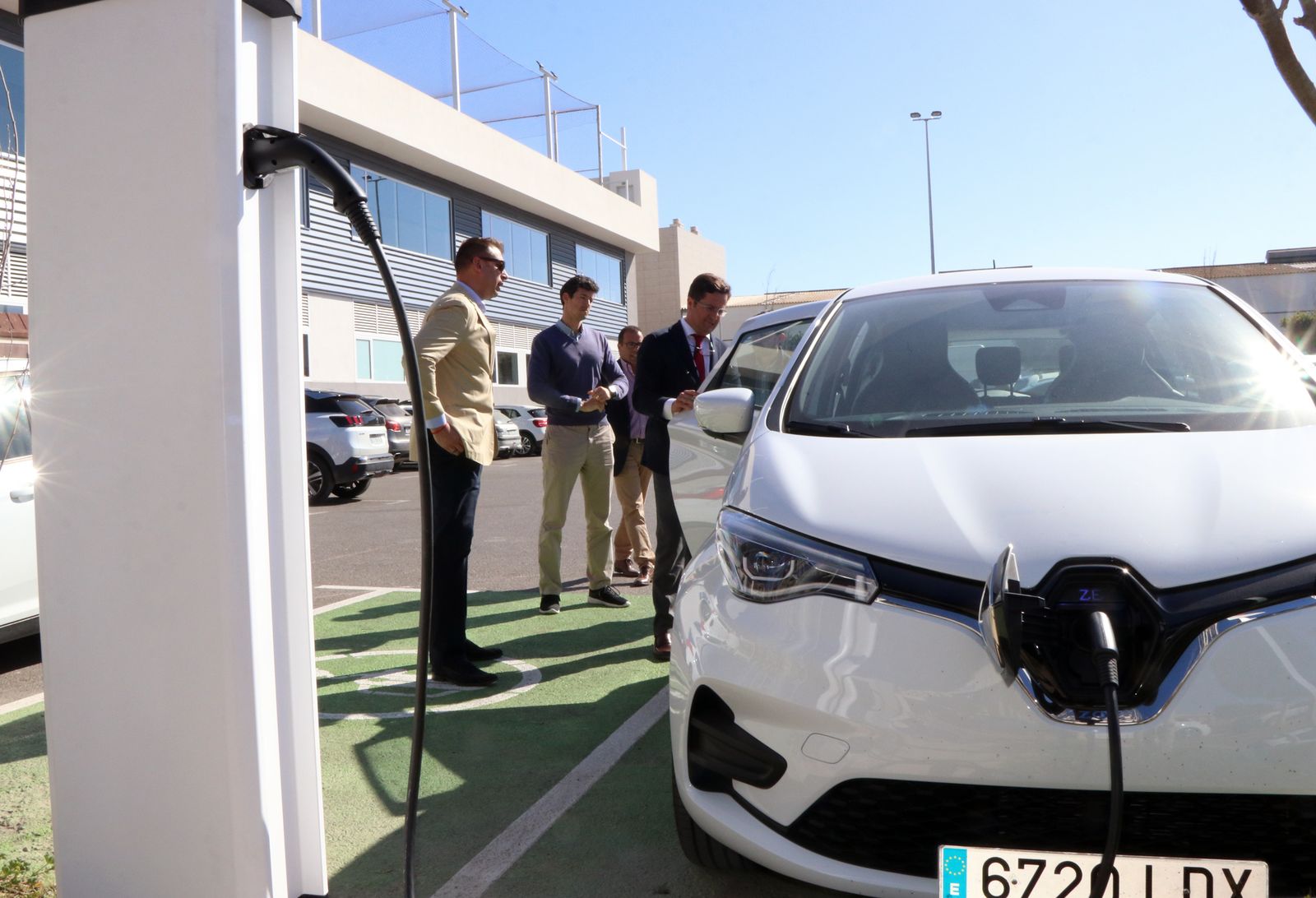 El alcalde de El Ejido en la entrega del vehículo eléctrico por parte de Syrsa Automoción