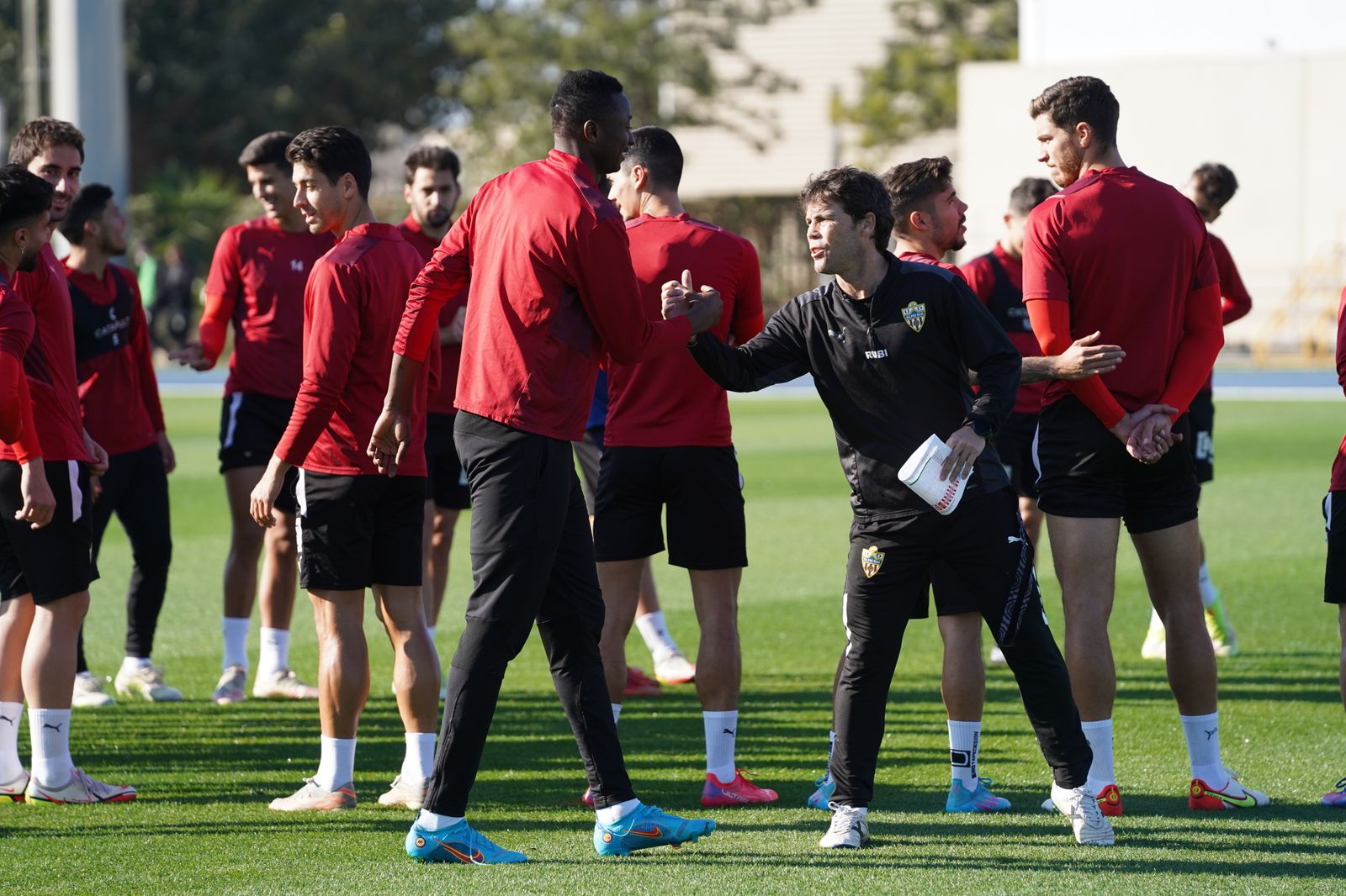 Sadiq saluda a Rubi al inicio del entrenamiento