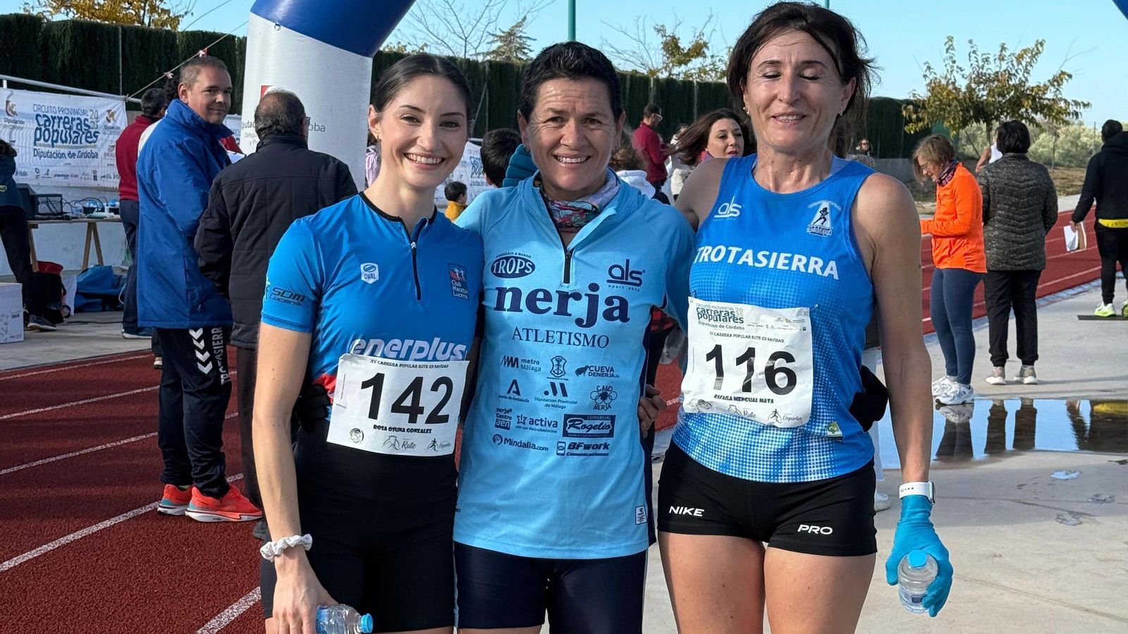 Lola Chiclana posa junto a Rosa Osuna y Rafi Mengual.