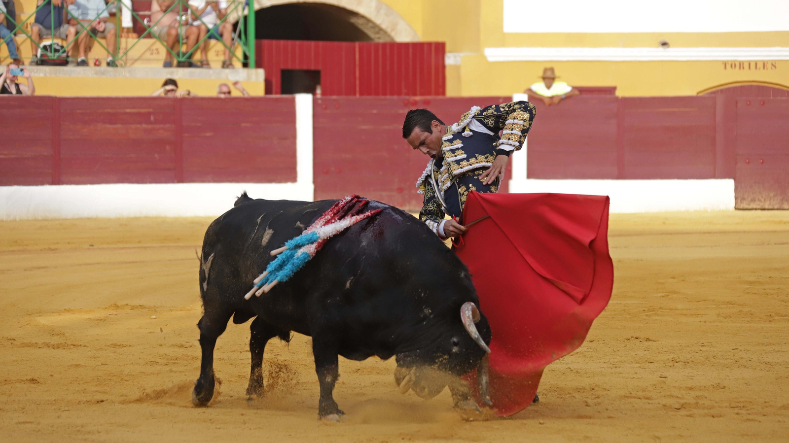 Fotos de la corrida del jueves de la Feria de La Línea: Diego Ventura, José María Manzanares y Roca Rey