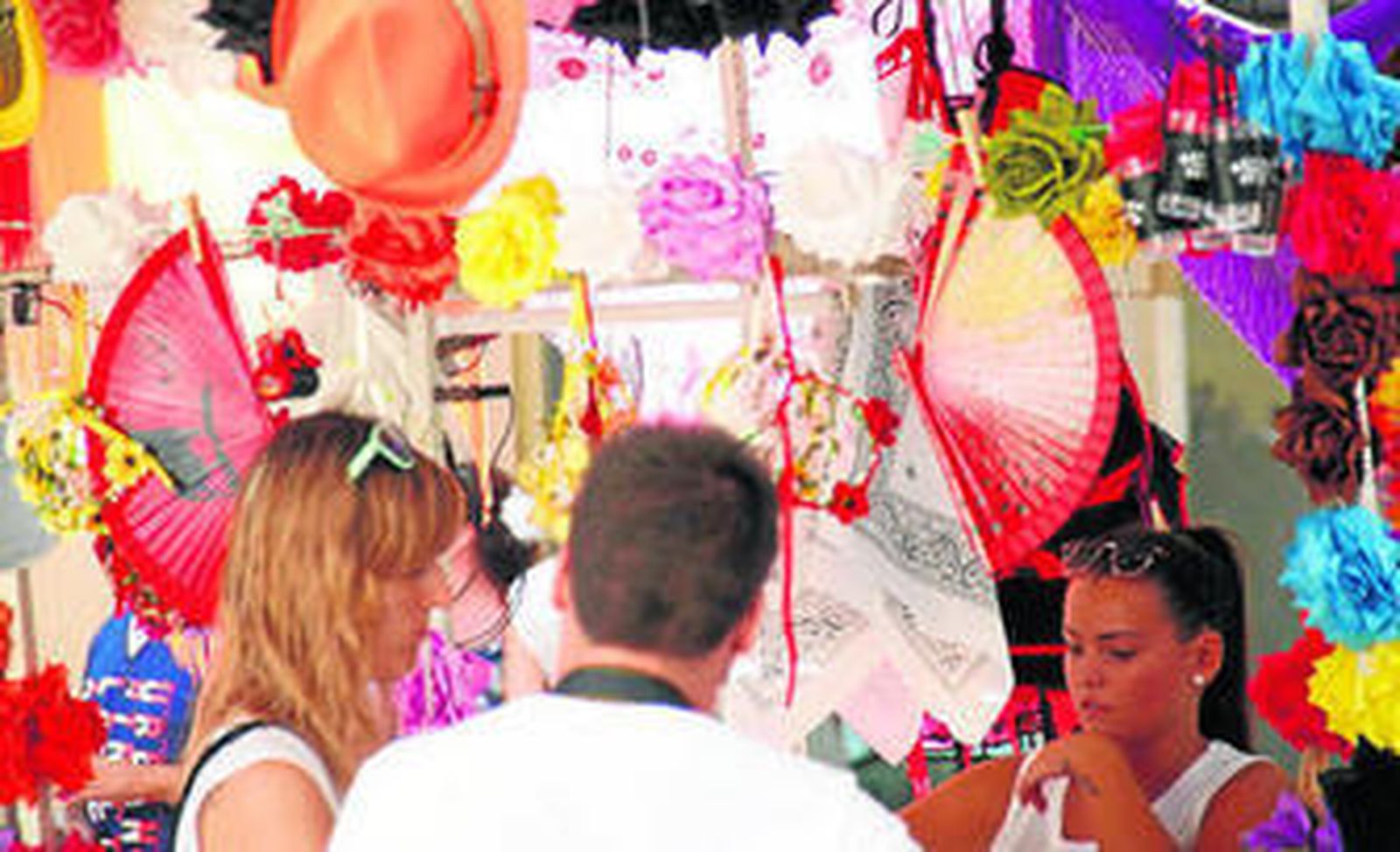 Una joven atiende a una pareja el pasado miércoles .