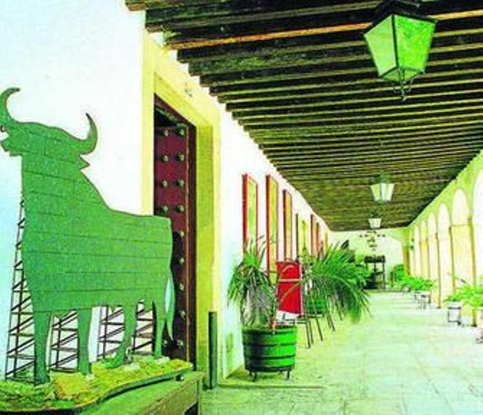 El símbolo del Grupo Osborne, en una de sus bodegas de El Puerto.