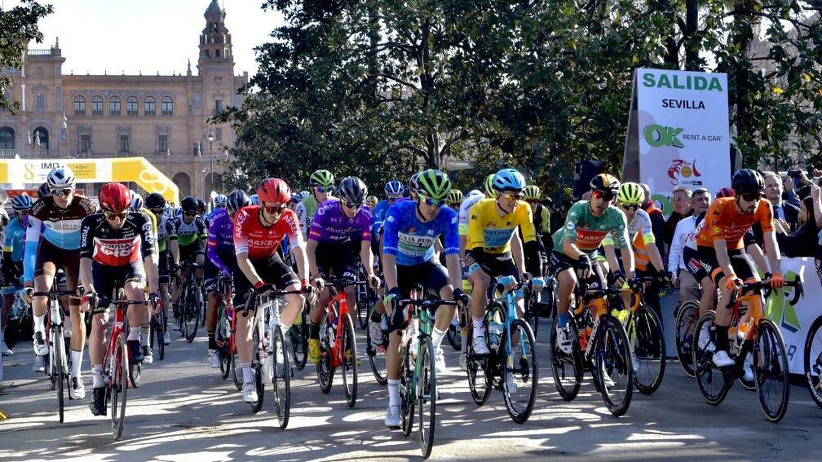 Momento de la salida de la segunda etapa de la Vuelta a Andalucía desde la Plaza de España.