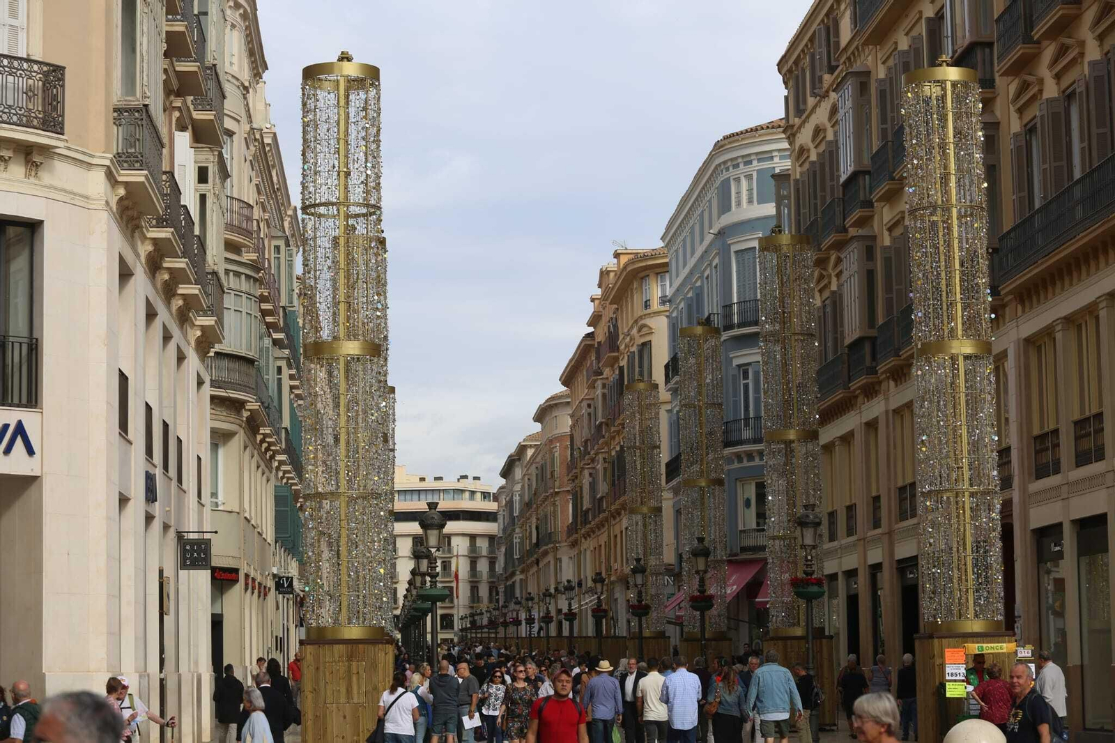 Las primeras fotos de la instalación de las nuevas luces de Navidad en Málaga Las primeras fotos de la instalación de las nuevas luces de Navidad en Málaga