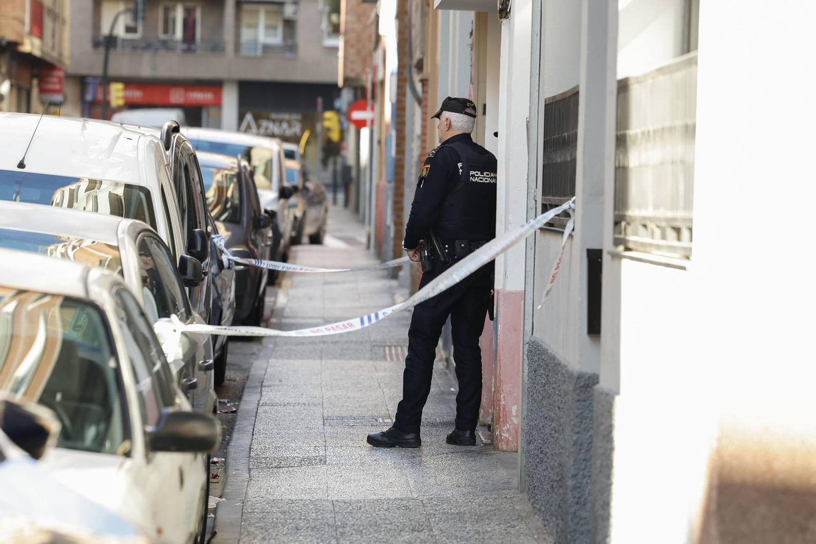 La Policía Nacional acordona la vivienda en la que se ha producido el crimen machista en Zaragoza.