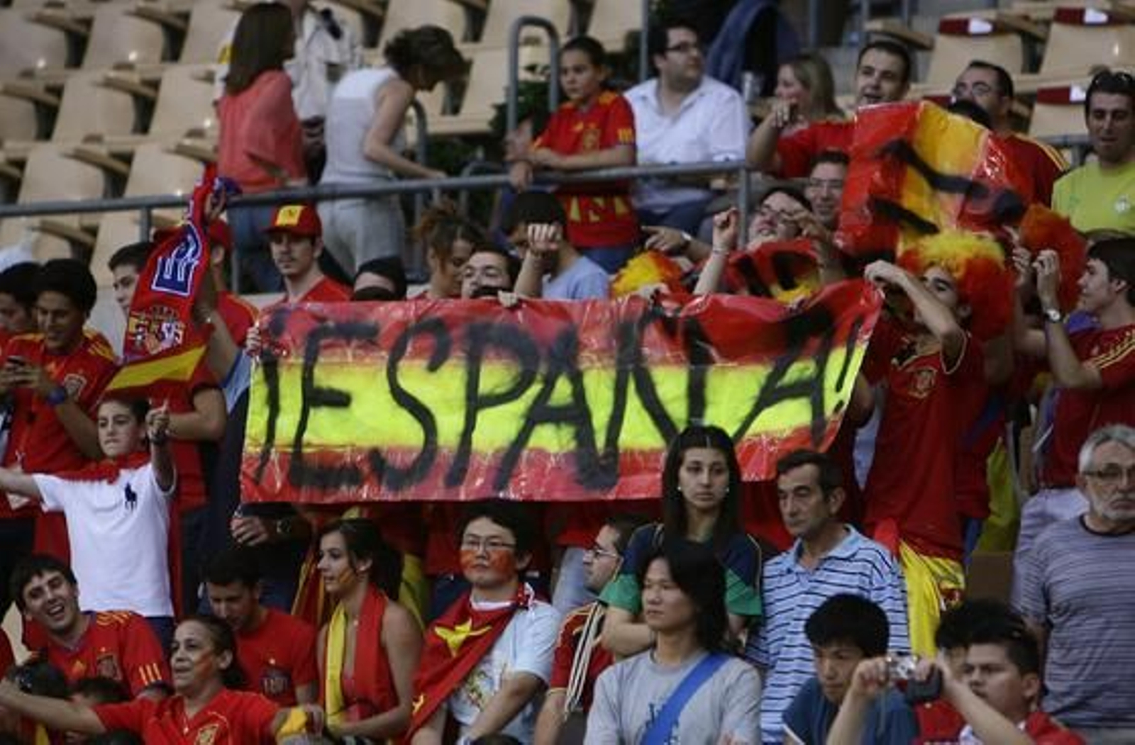 España vence a China gracias a la chispa y la magia de Silva e Iniesta en el último amistoso antes de la Eurocopa.

Foto: Antonio Pizarro