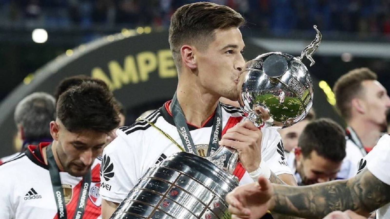 Lucas Martínez Quarta besa la Copa Libertadores en el Bernabéu.