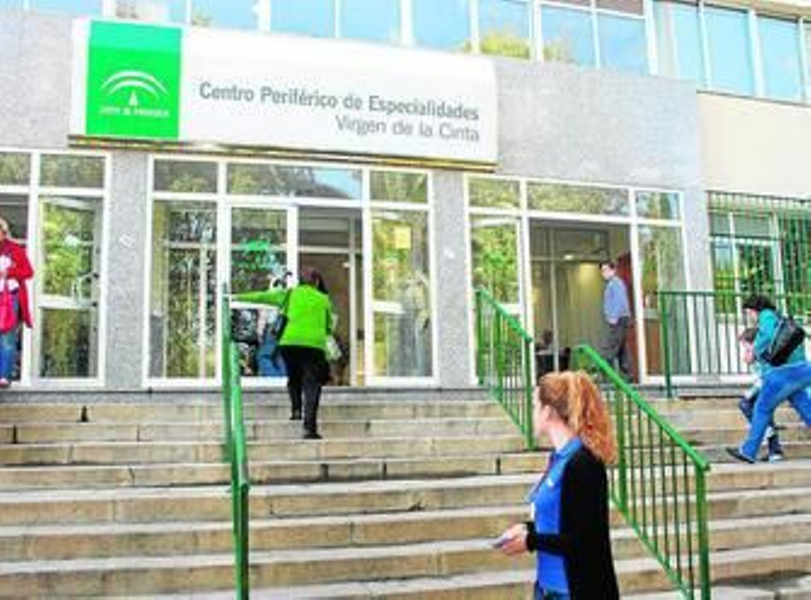 Entrada principal al Centro de Especialidades Virgen de la Cinta.