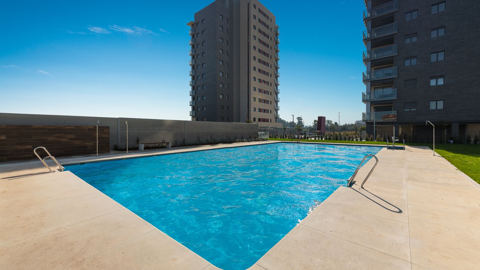 Piscina del complejo residencial Pineda Parque.
