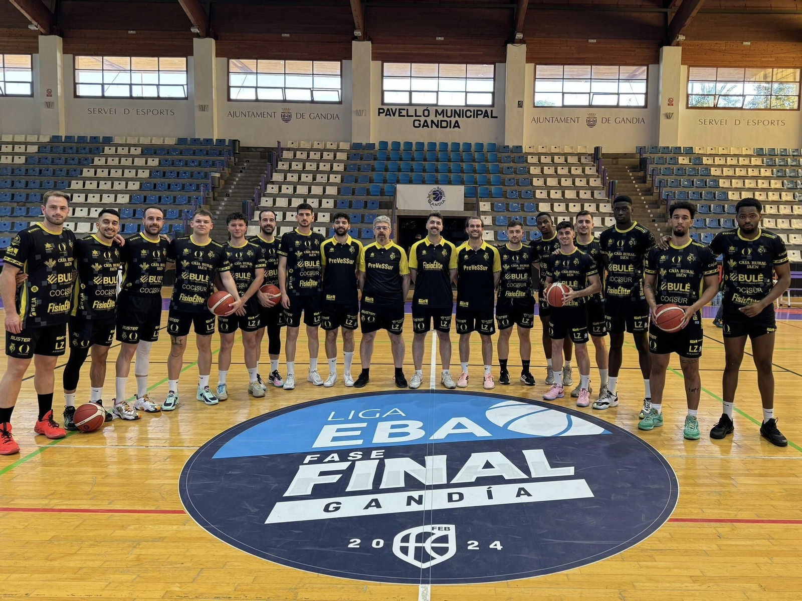 La plantilla del Jaén Paraíso Interior FS posa en el pabellón de Gandía, que acoge la fase de ascenso.