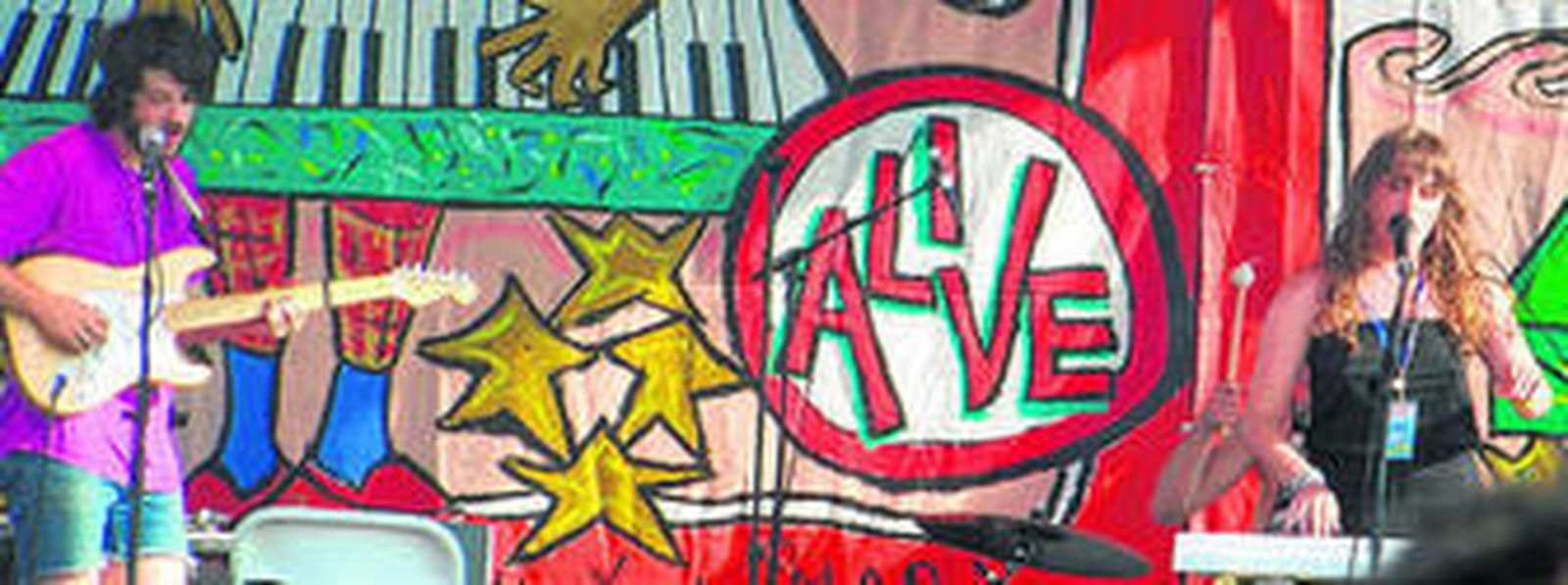 Alex Scally y Victoria Legrand, los componentes de Beach House, durante un concierto.