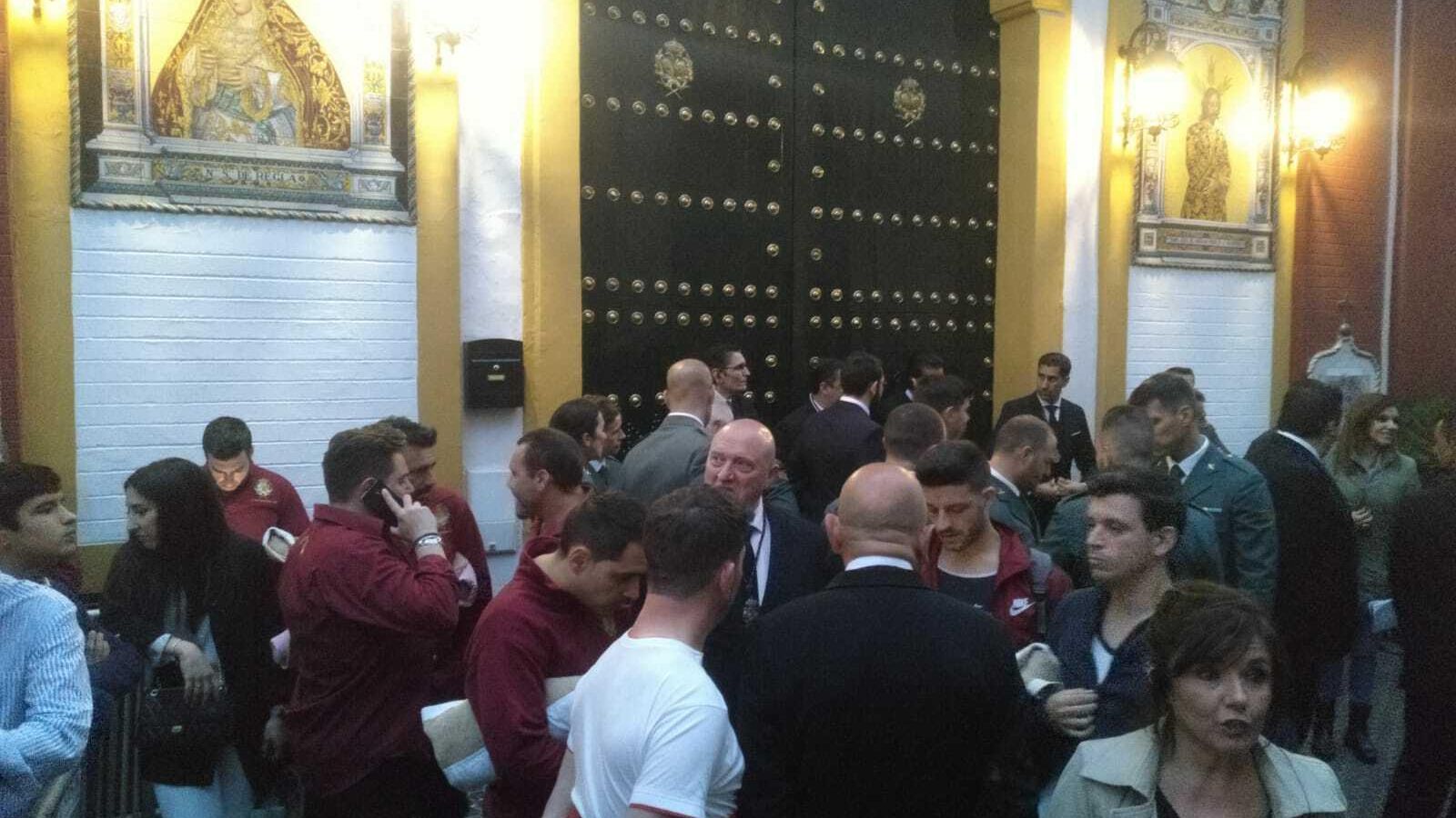 Ambiente en la calle Orfila, esperando noticias.