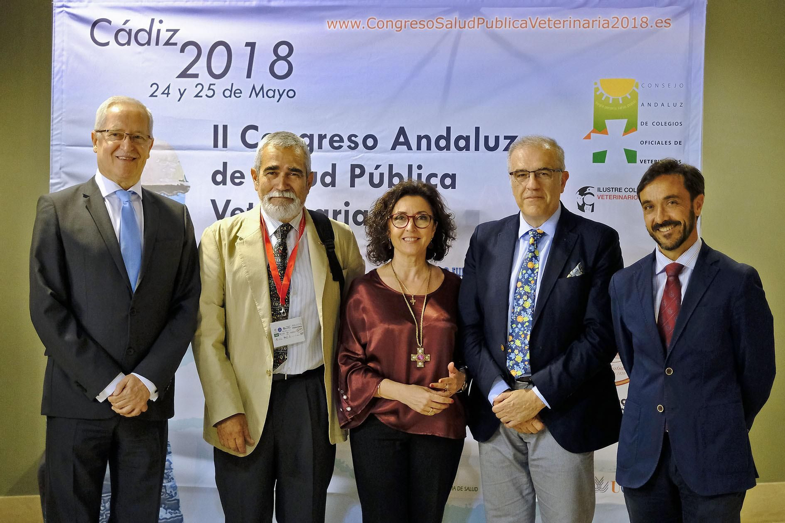 Los representantes de los veterinarios, la Junta y la Universidad, que intervinieron en la inauguración.