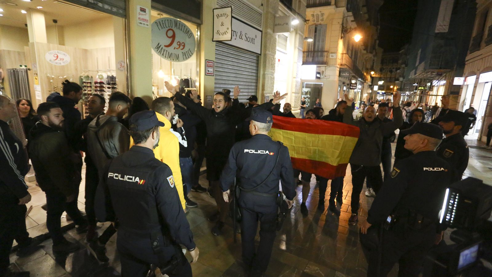 La protesta del grupo ultraderechista esta tarde noche en la calle Especería.