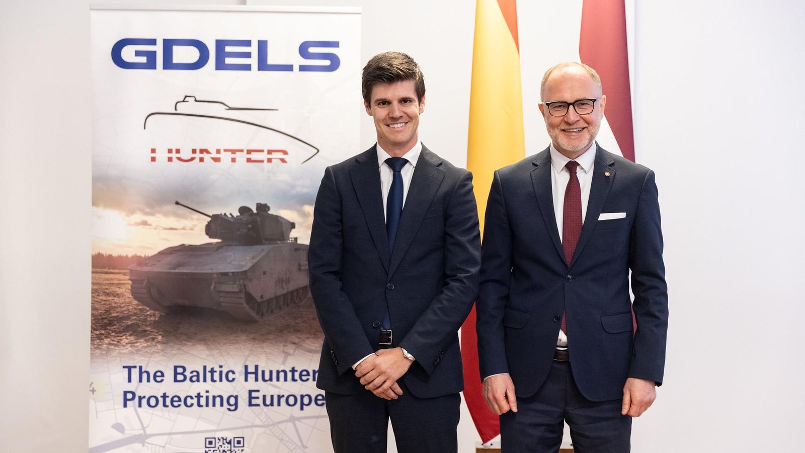 Alejandro Page, director general de Santa Bárbara Sistemas y vicepresidente en GDELS, junto a Andris Spruds, ministro de Defensa de Letonia.