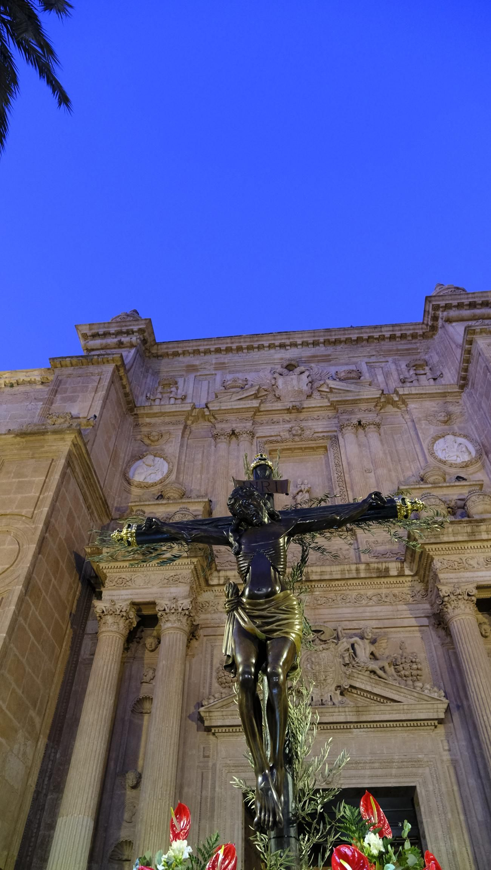 Procesión del Vía Crucis-Cristo de la Escucha en Almería, en imágenes