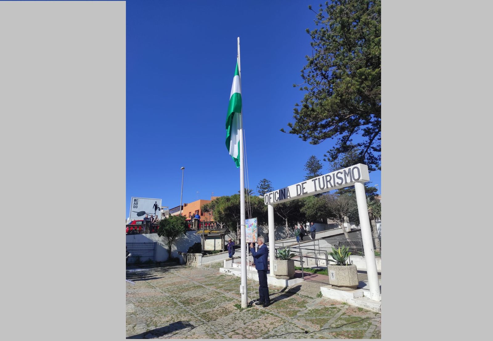 El alcalde de Tarifa, José Antonio Santos, iza la bandera andaluza.