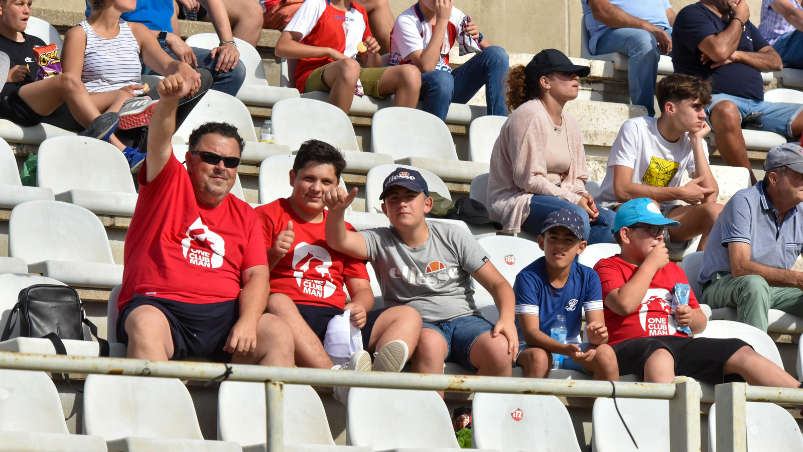 Fotos de la afición durante el Algeciras CF - AD Merída en el estadio municipal de Algeciras