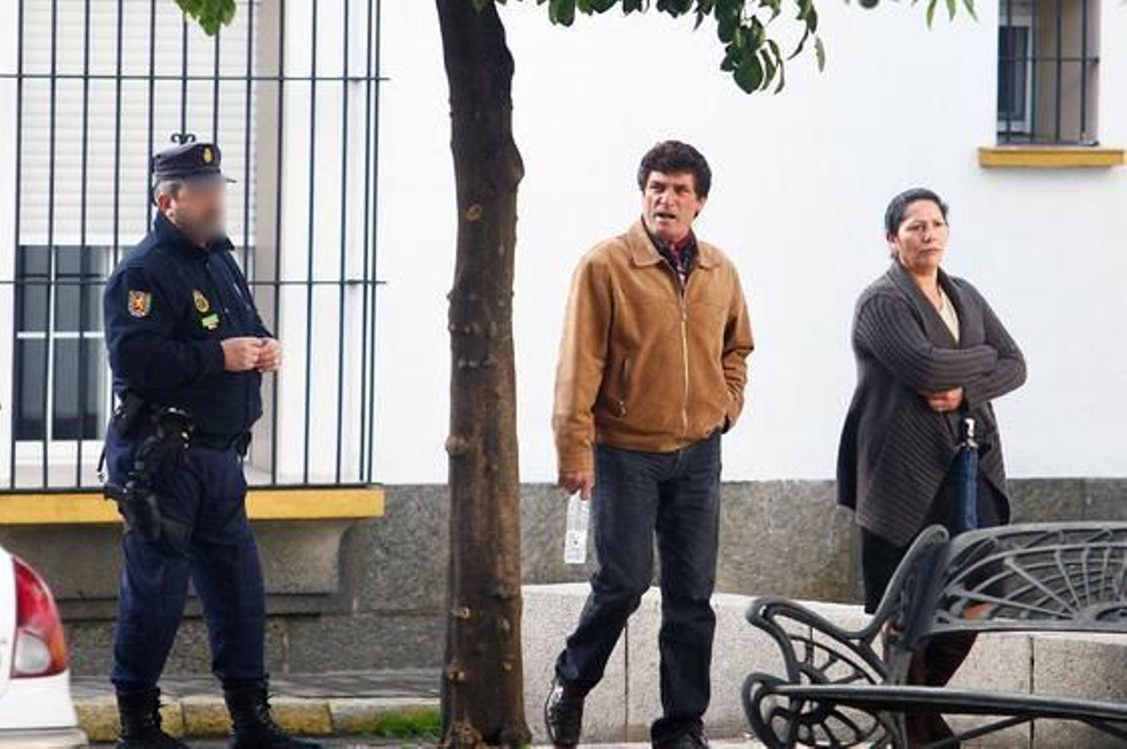 Los abuelos de Mariluz, Juan Cortés y su esposa, en los aledaños de la Audiencia.  Foto: Alberto Dom?uez
