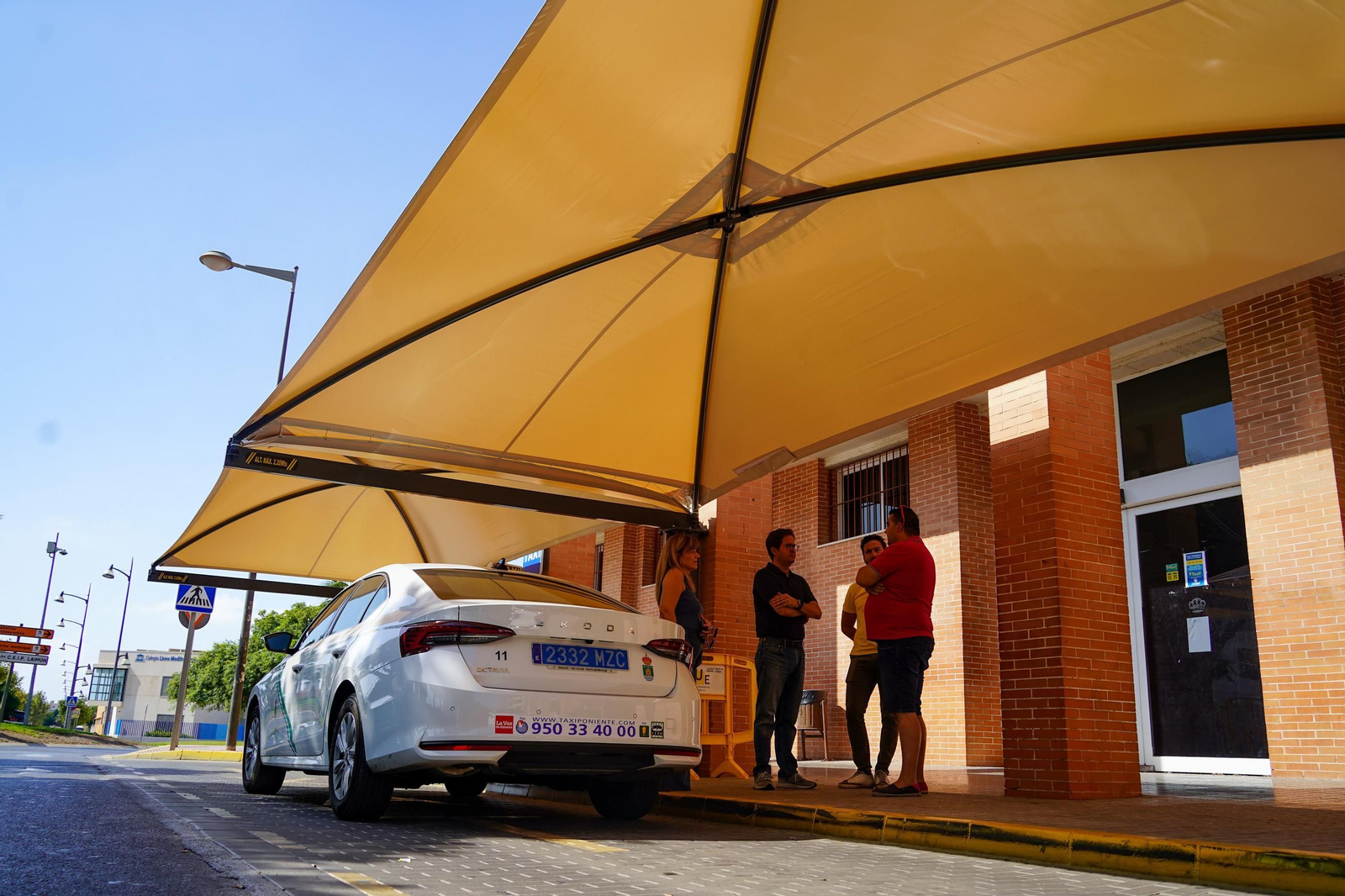 Así es la zona de sombreado para taxis instalada en El Ejido.