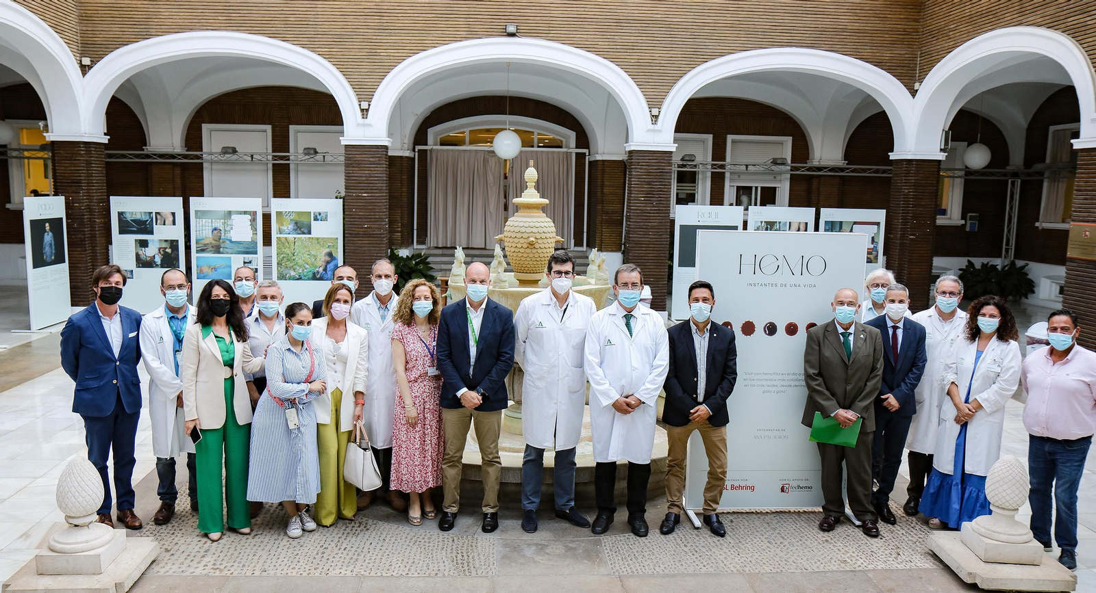 Un momento de la inauguración de la de la exposición 'Hemo. Instantes de una vida', que se puede visitar en el patio central del Virgen del Rocío hasta el próximo viernes.