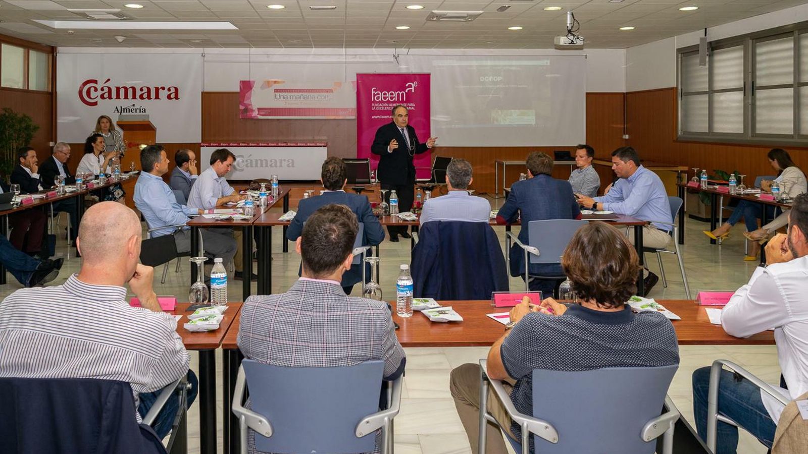Un nutrido grupo empresarios acudió a la charla en la Cámara de Comercio.