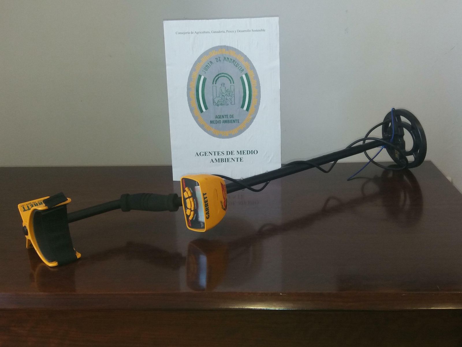 Detector de metales intervenido por los agentes de medio ambiente.